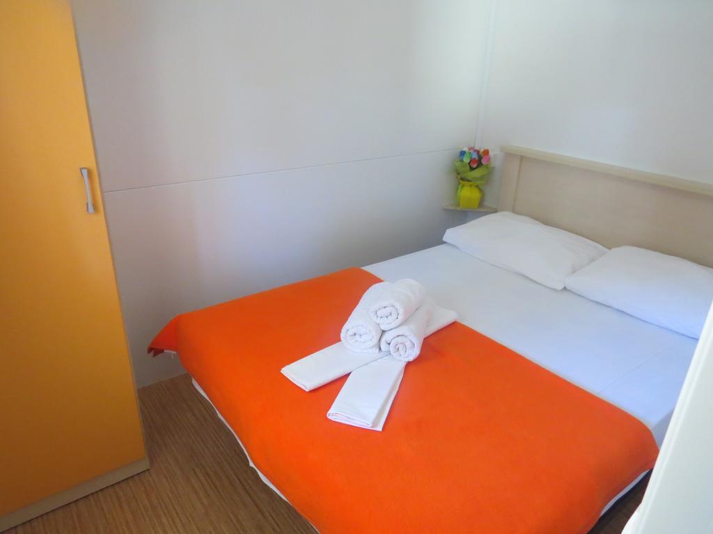 Camping Mia Bungalow & Mobile Home Biograd Na Moru Rum bild