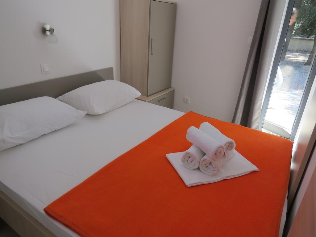 Camping Mia Bungalow & Mobile Home Biograd Na Moru Rum bild